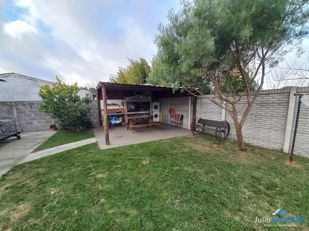 Casa ID.1200 - Casa en venta en las quintitas 3 dormitorios, uno en suite, 2 baños completos.