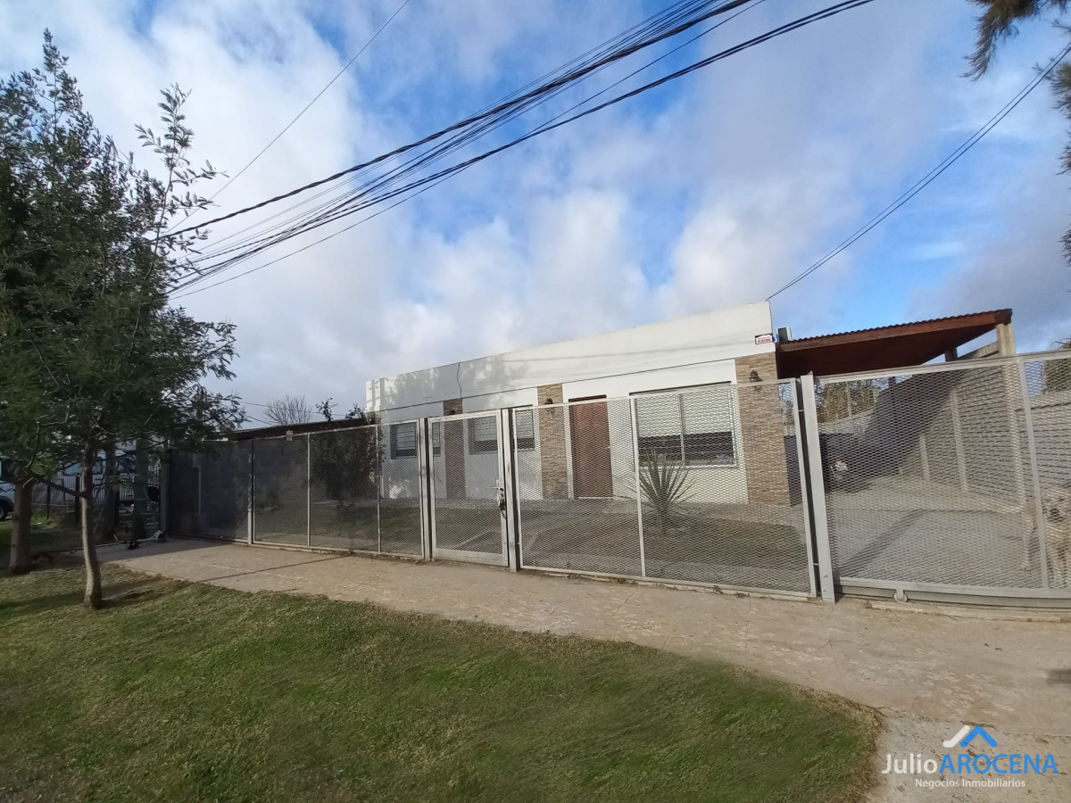 Casa ID.1200 - Casa en venta en las quintitas 3 dormitorios, uno en suite, 2 baños completos.