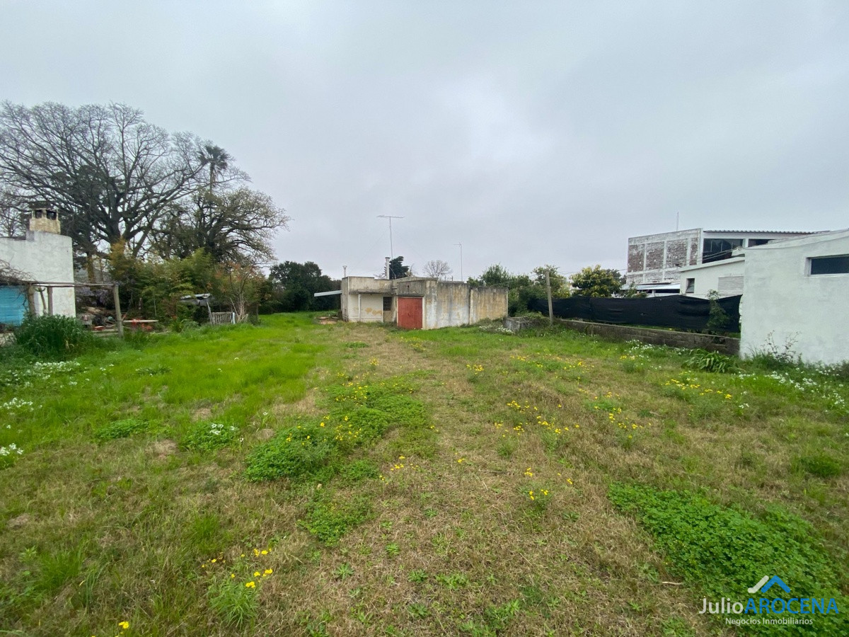 Casa ID.592 - Amplio Terreno con dos Construcciones 