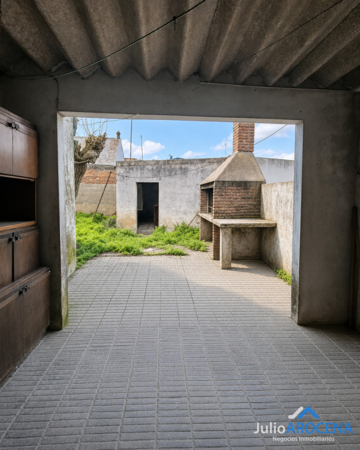 Casa ID.768 - Venta y alquiler de casa en Colonia a pocas cuadras de Gral. Flores