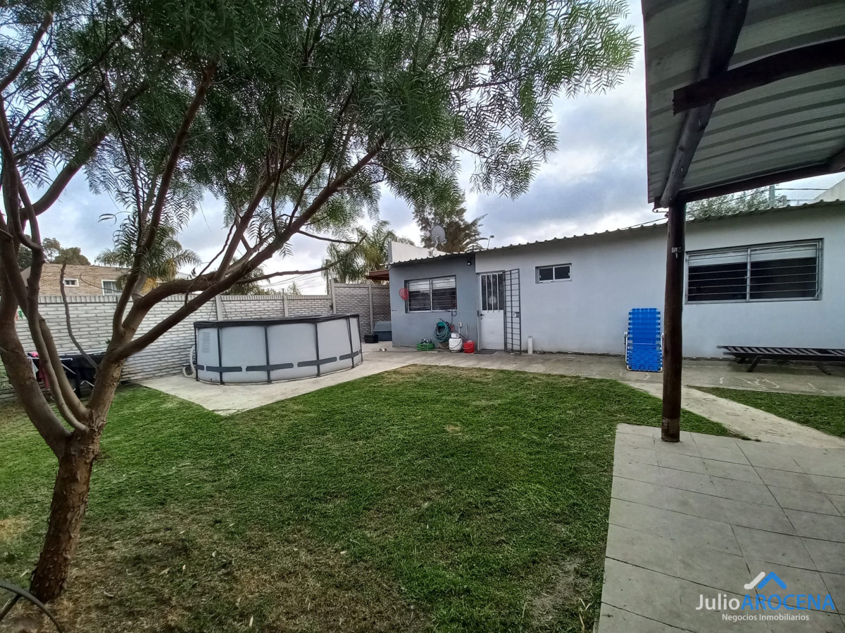 Casa ID.1200 - Casa en venta en las quintitas 3 dormitorios, uno en suite, 2 baños completos.