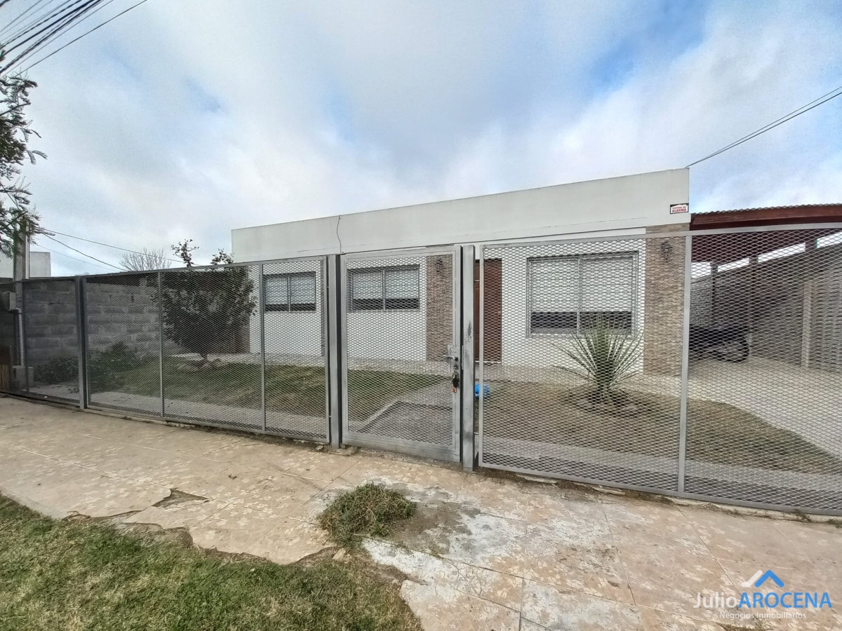 Casa ID.1200 - Casa en venta en las quintitas 3 dormitorios, uno en suite, 2 baños completos.