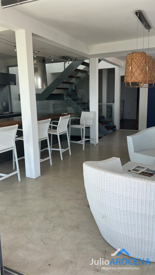 Casa ID.1321 - 🏡 ¡HERMOSA CASA A 5 CUADRAS DE GRAL. FLORES - COLONIA! ✨