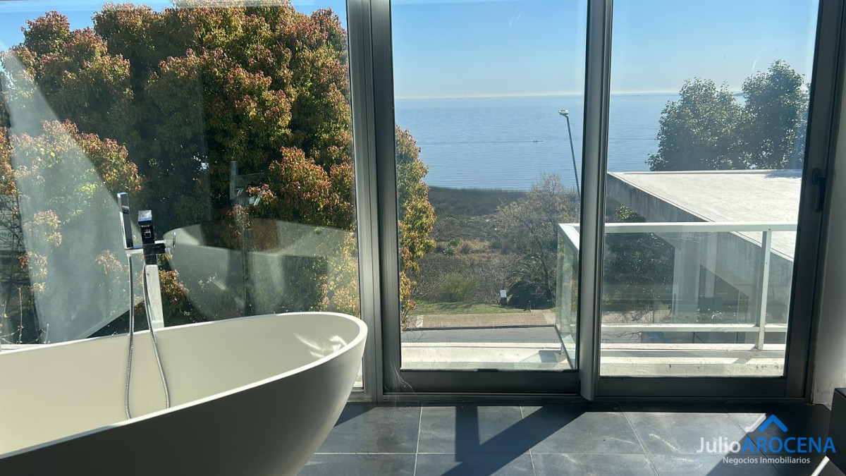 Casa ID.1321 - 🏡 ¡HERMOSA CASA A 5 CUADRAS DE GRAL. FLORES - COLONIA! ✨