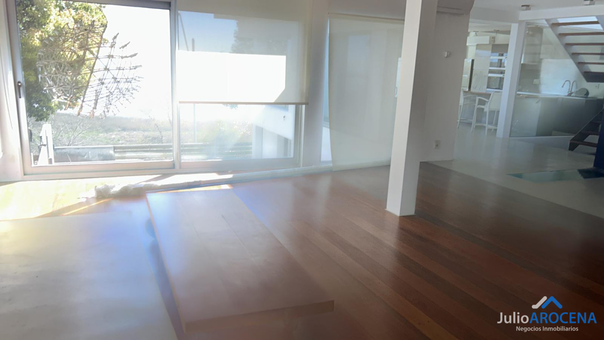 Casa ID.1321 - 🏡 ¡HERMOSA CASA A 5 CUADRAS DE GRAL. FLORES - COLONIA! ✨