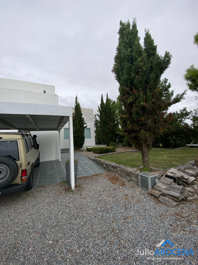 Casa ID.1237 - Moderna casa de 4 dormitorios con baños en suite, en barrio Privado