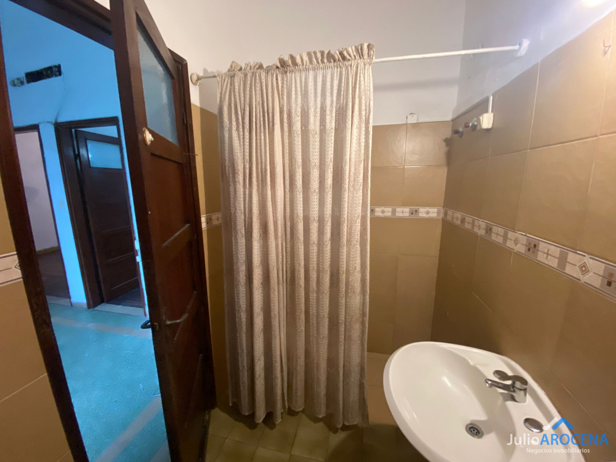 Casa ID.886 - OPORTUNIDAD Dos casas + Apto en el Centro de Colonia 