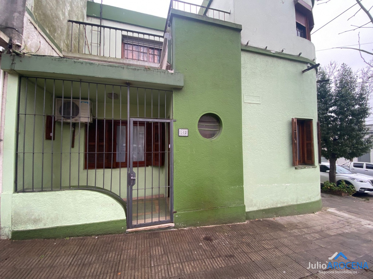 Casa ID.886 - OPORTUNIDAD Dos casas + Apto en el Centro de Colonia 
