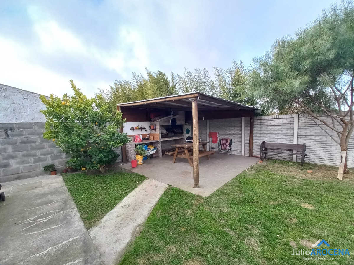 Casa ID.1200 - Casa en venta en las quintitas 3 dormitorios, uno en suite, 2 baños completos.