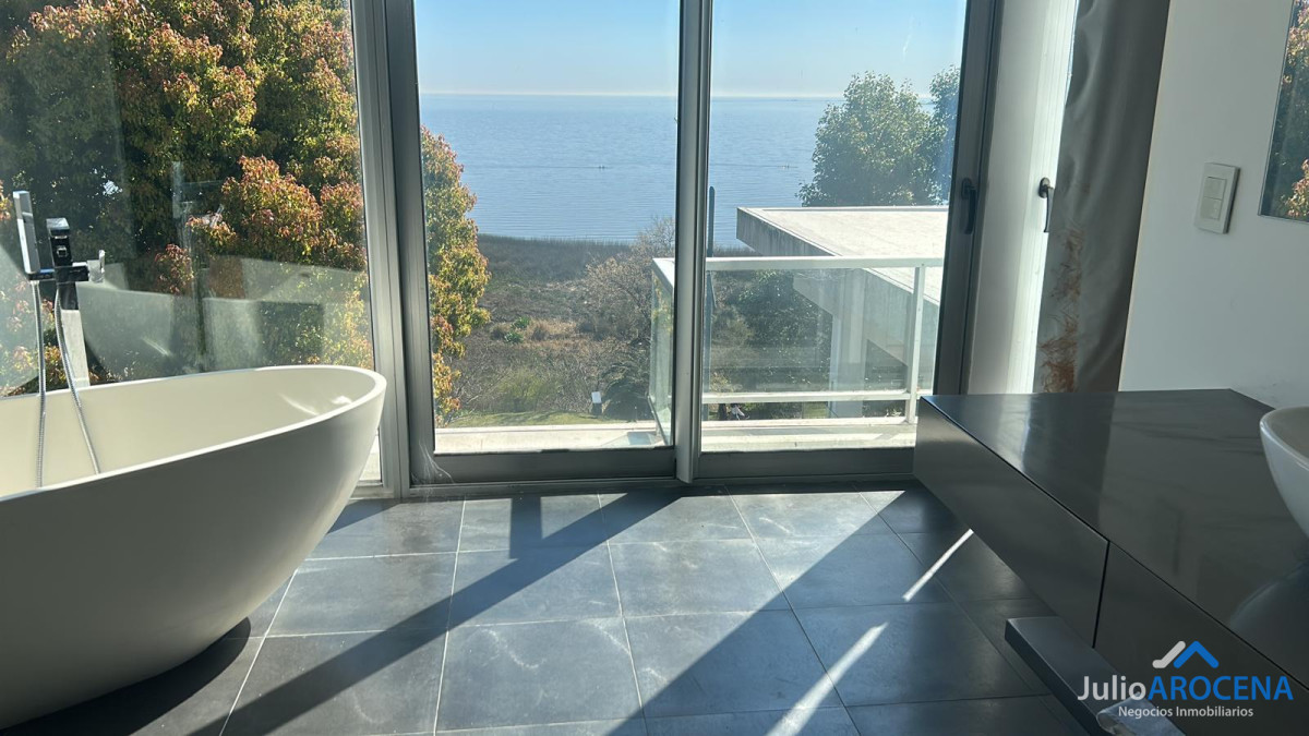 Casa ID.1321 - 🏡 ¡HERMOSA CASA A 5 CUADRAS DE GRAL. FLORES - COLONIA! ✨