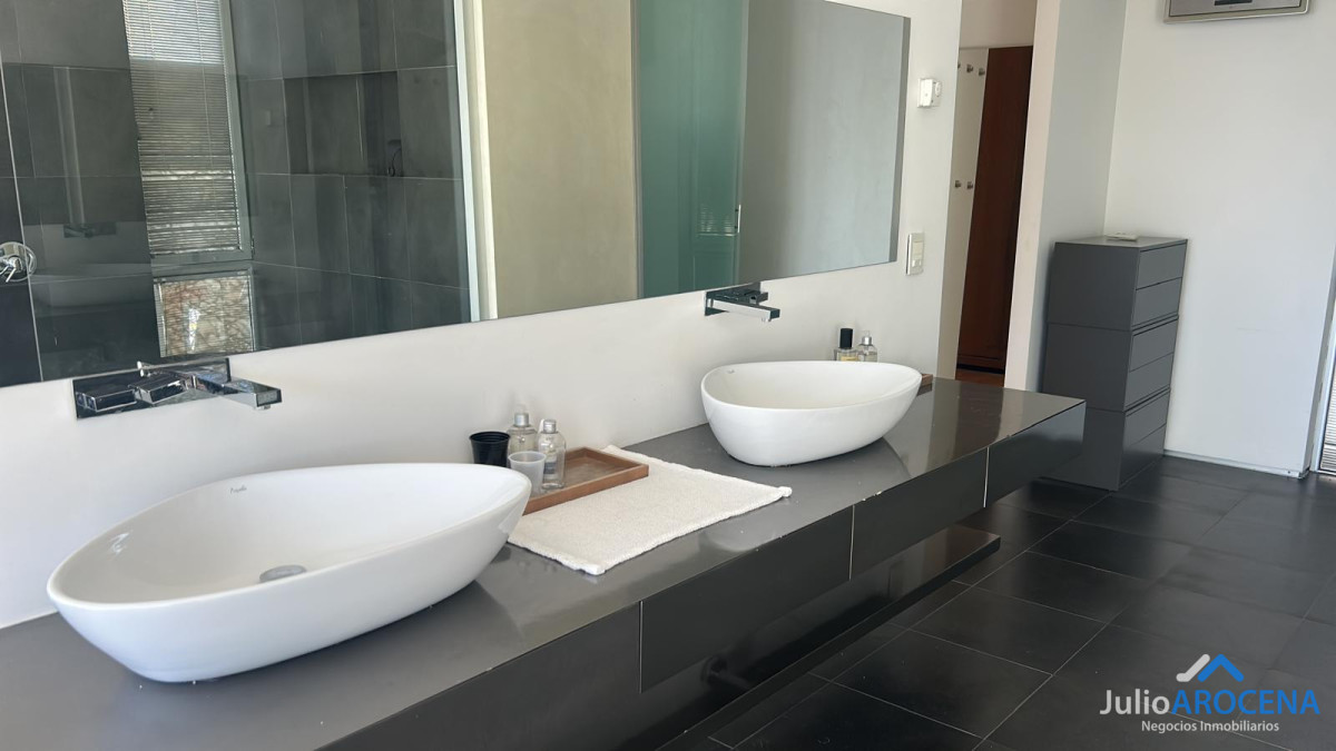 Casa ID.1321 - 🏡 ¡HERMOSA CASA A 5 CUADRAS DE GRAL. FLORES - COLONIA! ✨