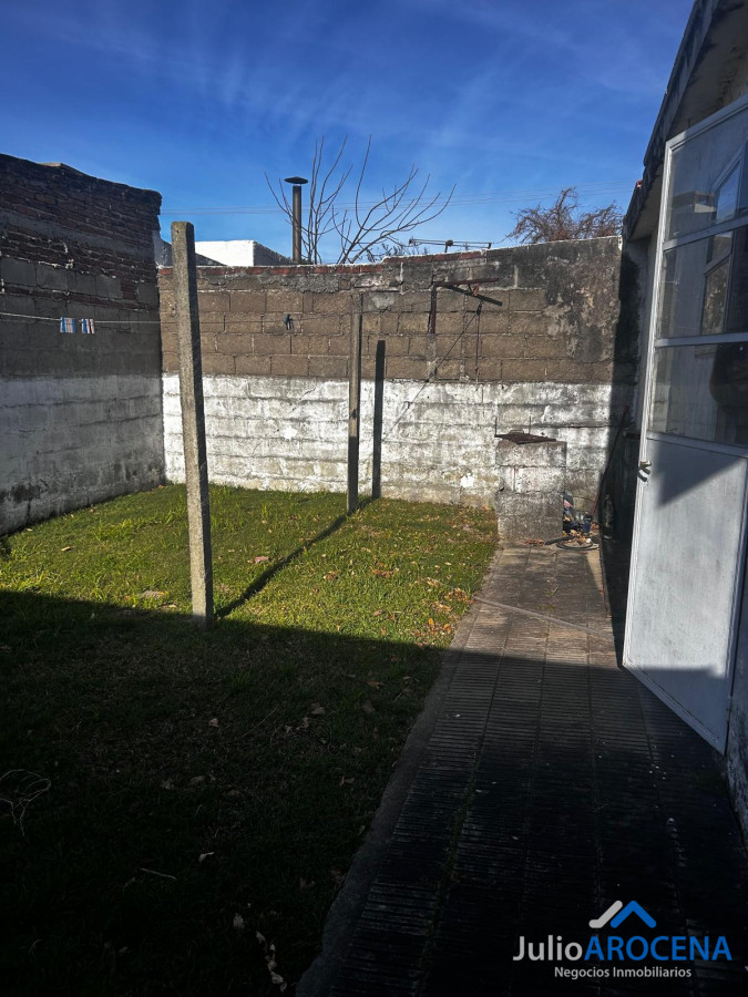 Casa ID.1276 - VENTA CASA DE DOS HABITACIONES CON GARAGE - JARDIN- PATIO- ESTUFA 