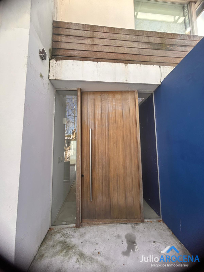 Casa ID.1321 - 🏡 ¡HERMOSA CASA A 5 CUADRAS DE GRAL. FLORES - COLONIA! ✨