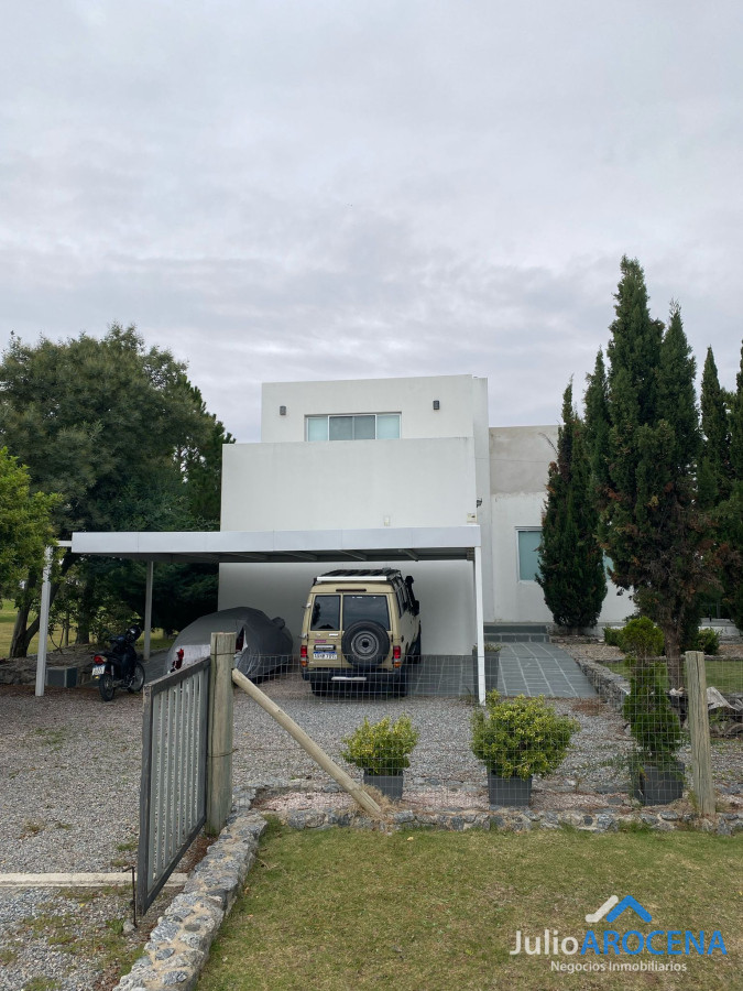 Casa ID.1237 - Moderna casa de 4 dormitorios con baños en suite, en barrio Privado