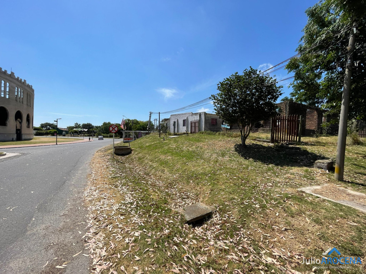 Casa ID.1173 -  Gran Propiedad Multifuncional en Colonia - U$D 300.000 