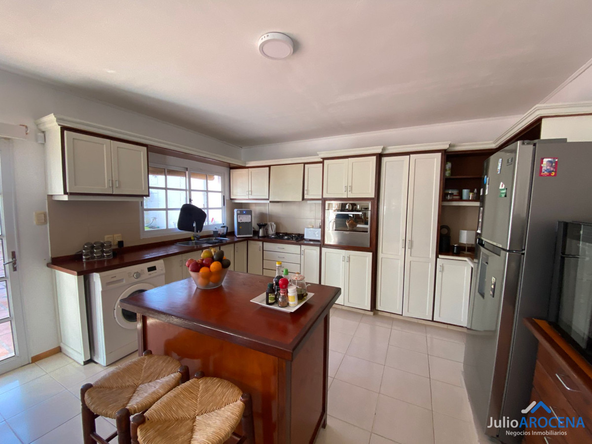 Casa ID.741 - En Venta Dos Casas + Local en Colonia 