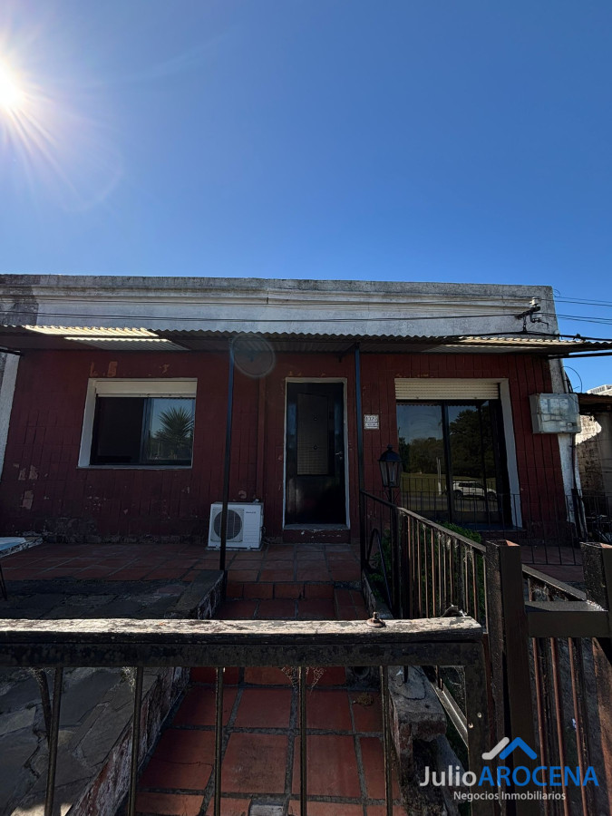 Casa ID.1333 -  CASA EN ALQUILER - FRENTE A PARQUE FERRANDO RUTA 1 - CERCA AL SHOPING 