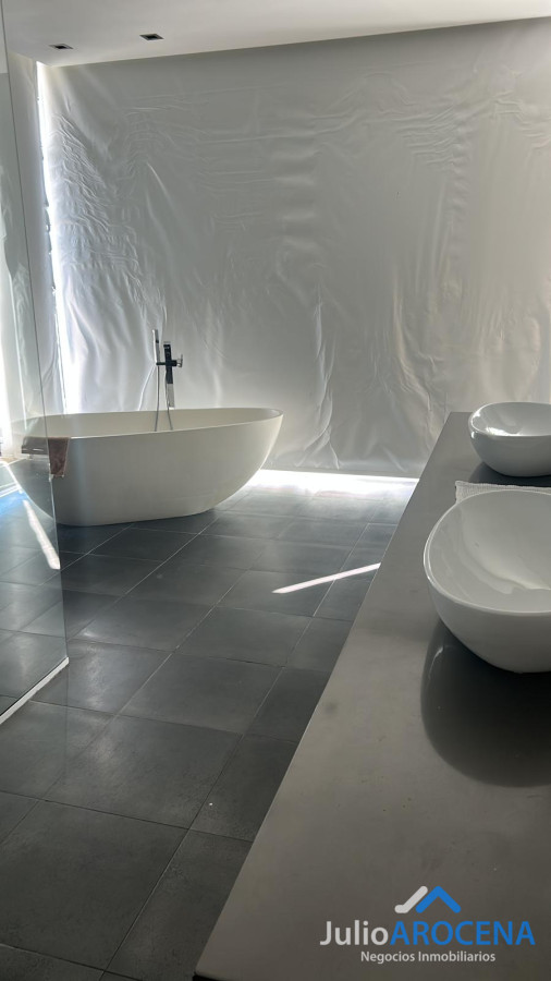 Casa ID.1321 - 🏡 ¡HERMOSA CASA A 5 CUADRAS DE GRAL. FLORES - COLONIA! ✨