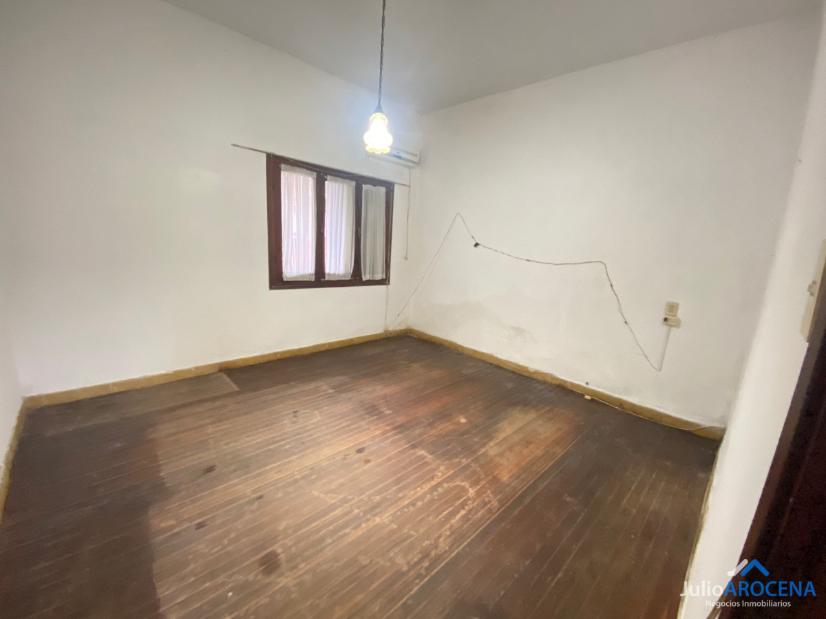 Casa ID.886 - OPORTUNIDAD Dos casas + Apto en el Centro de Colonia 