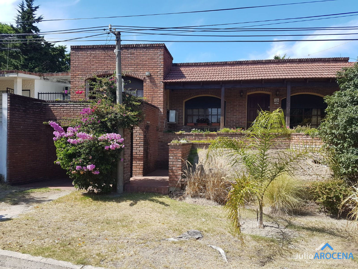 Casa ID.353 - Hermosa residencia con piscina a media cuadra de la Rambla y playas