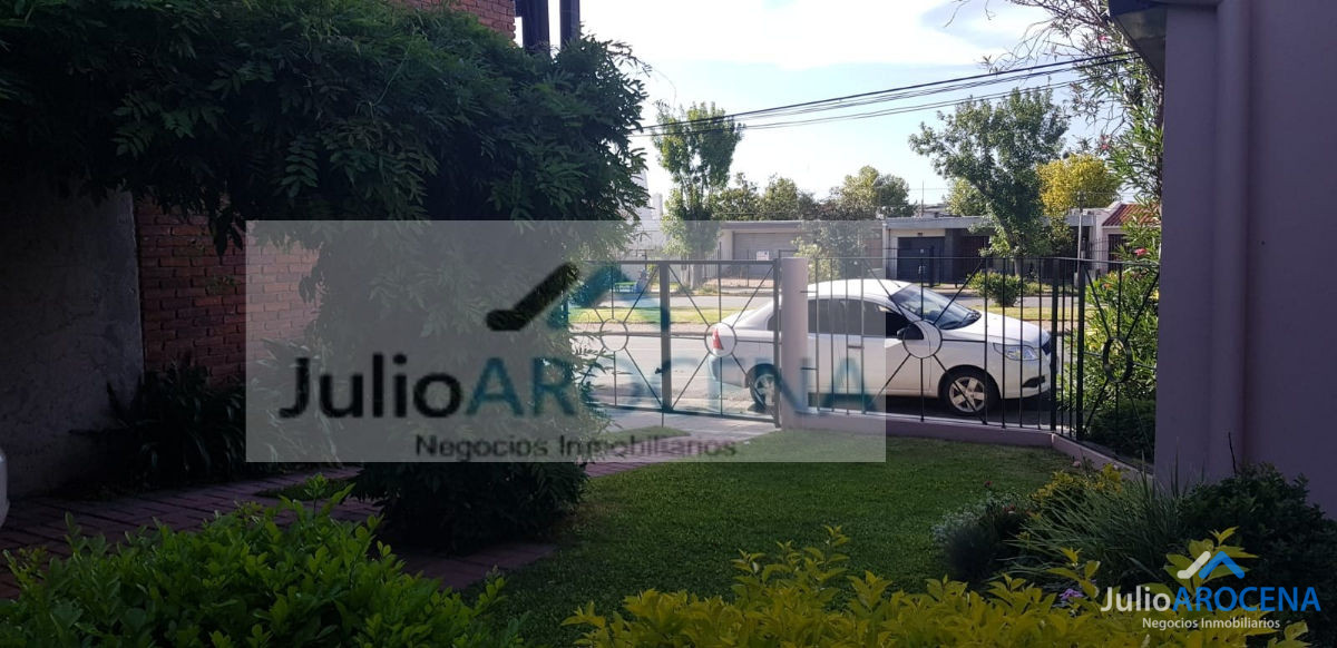 Casa ID.424 - Gran Casa en esquina con vista al rio