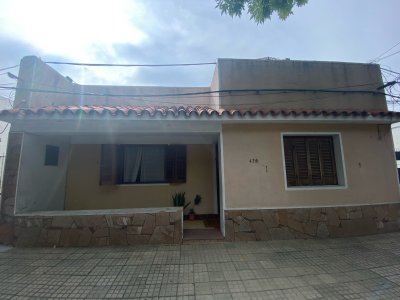 Casa En Venta, Calle Tacuarembó, Colonia Del Sacramento 