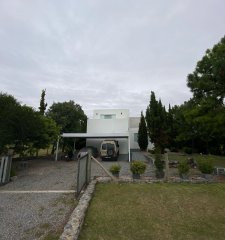 Moderna casa de 4 dormitorios con baños en suite, en barrio Privado