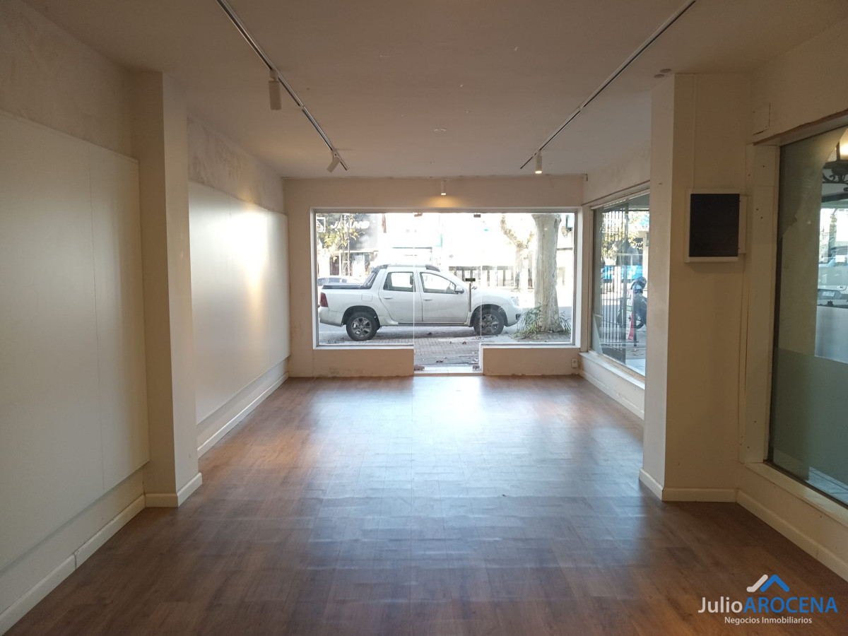 Local Comercial ID.1270 - EXCELENTE UBICACION LOCAL GRAL FLORES
