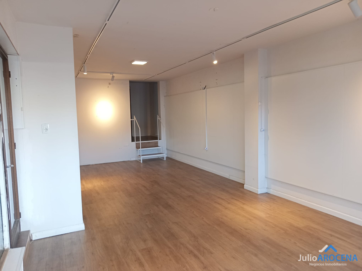 Local Comercial ID.1270 - EXCELENTE UBICACION LOCAL GRAL FLORES