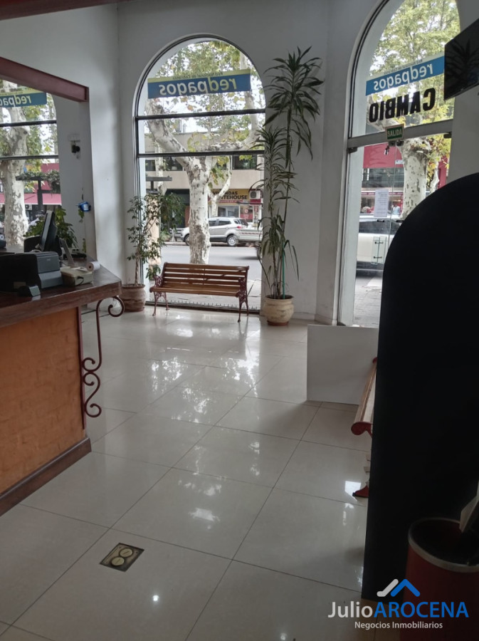 Local Comercial ID.1391 - IMPORTANTE PROPIEDAD COMERCIAL DESARROLLADA EN DOS PLANTAS 