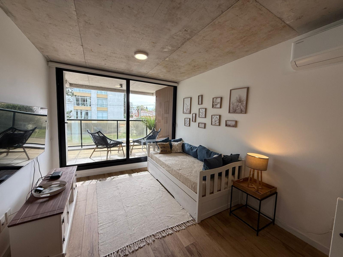 Apartamento en Mansa - Punta del Este

 Frente al Mar !! 
 Orientación  Este
Unidad de 2 Dormitorios 2 Baños 1 Suites , con capacidad para 4 personas , 3 camas 
Cocina : Integrada, Living , Comedor , Living Comedor 

Consulte con nuestros asesores.
