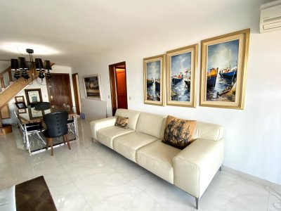 VENTA PENTHOUSE - 2 DORMITORIOS VISTAS A PLAYA BRAVA - PUNTA DEL ESTE REF: 3862288