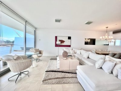 Venta - Apartamento 3 dormitorios y servicio en La Barra 