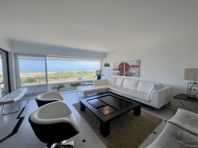 Apartamento de 3 dormitorios en venta en Aguas Azules