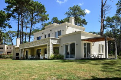 ALQUILER TEMPORAL: CASA 4 DORMITORIOS EN LAGUNA BLANCA