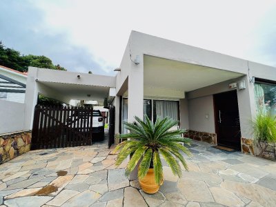 VENTA - ALQUILER TEMPORADA: CASA 3 DORMITORIOS A 1 CUADRA PLAYA MANSA PUNTA DEL ESTE