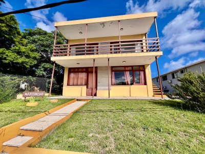 Casa en venta dos plantas de 4 dormitorios en Playa Mansa 