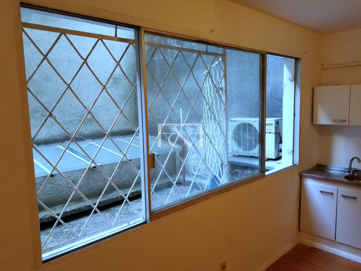 Apartamento ID.2653 - Se vende amplio monoambiente , con patio
