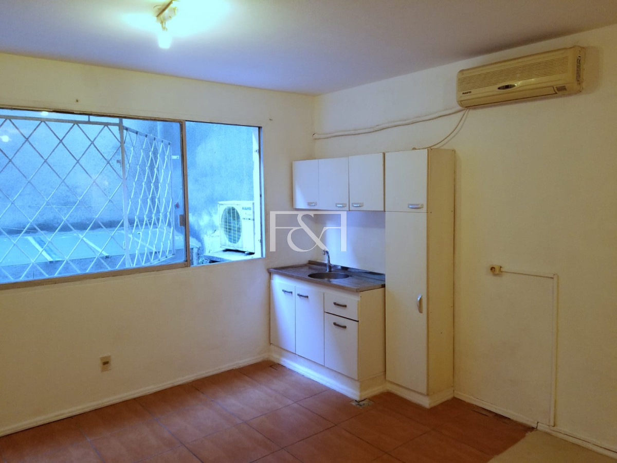 Apartamento ID.2653 - Se vende amplio monoambiente , con patio
