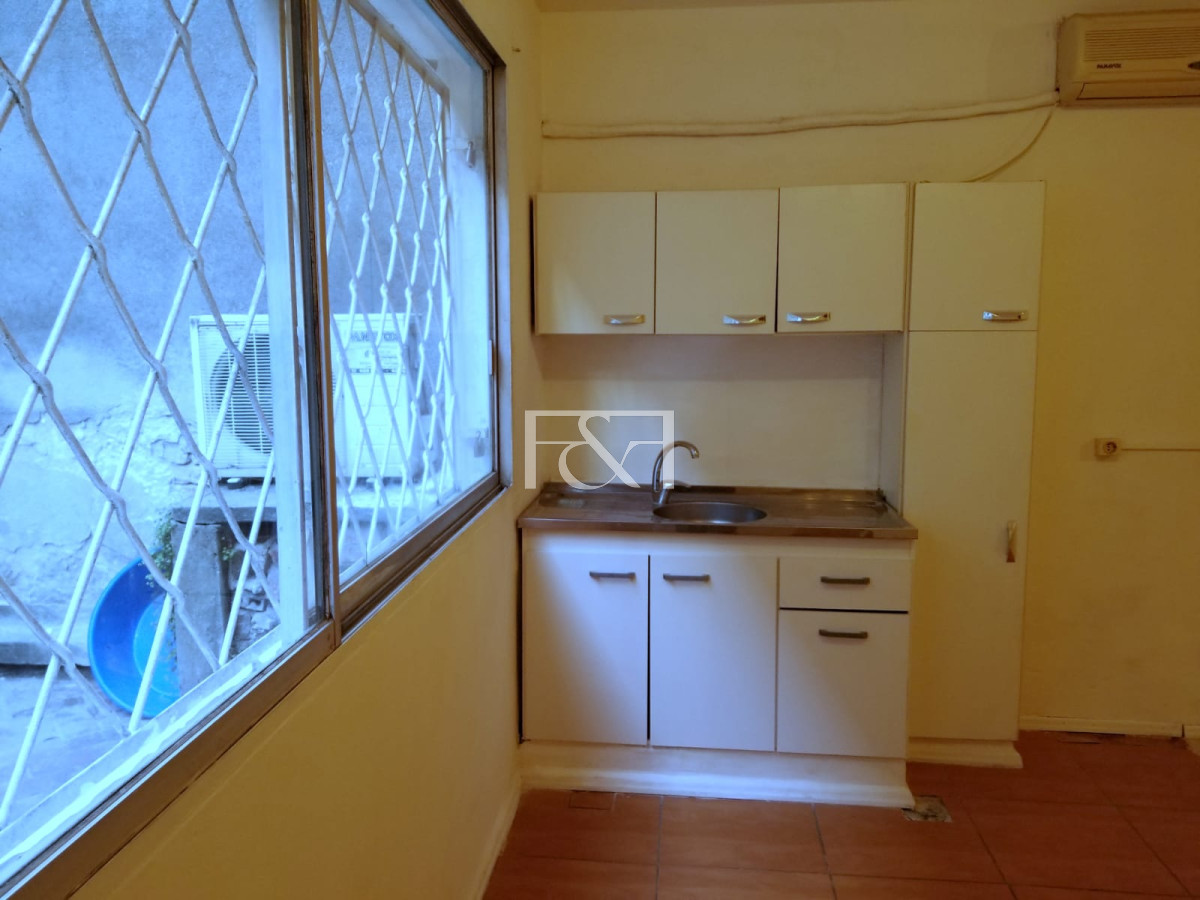 Apartamento ID.2653 - Se vende amplio monoambiente , con patio