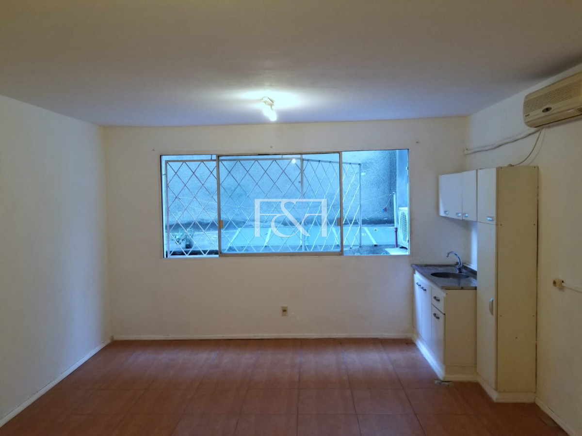 Apartamento ID.2653 - Se vende amplio monoambiente , con patio