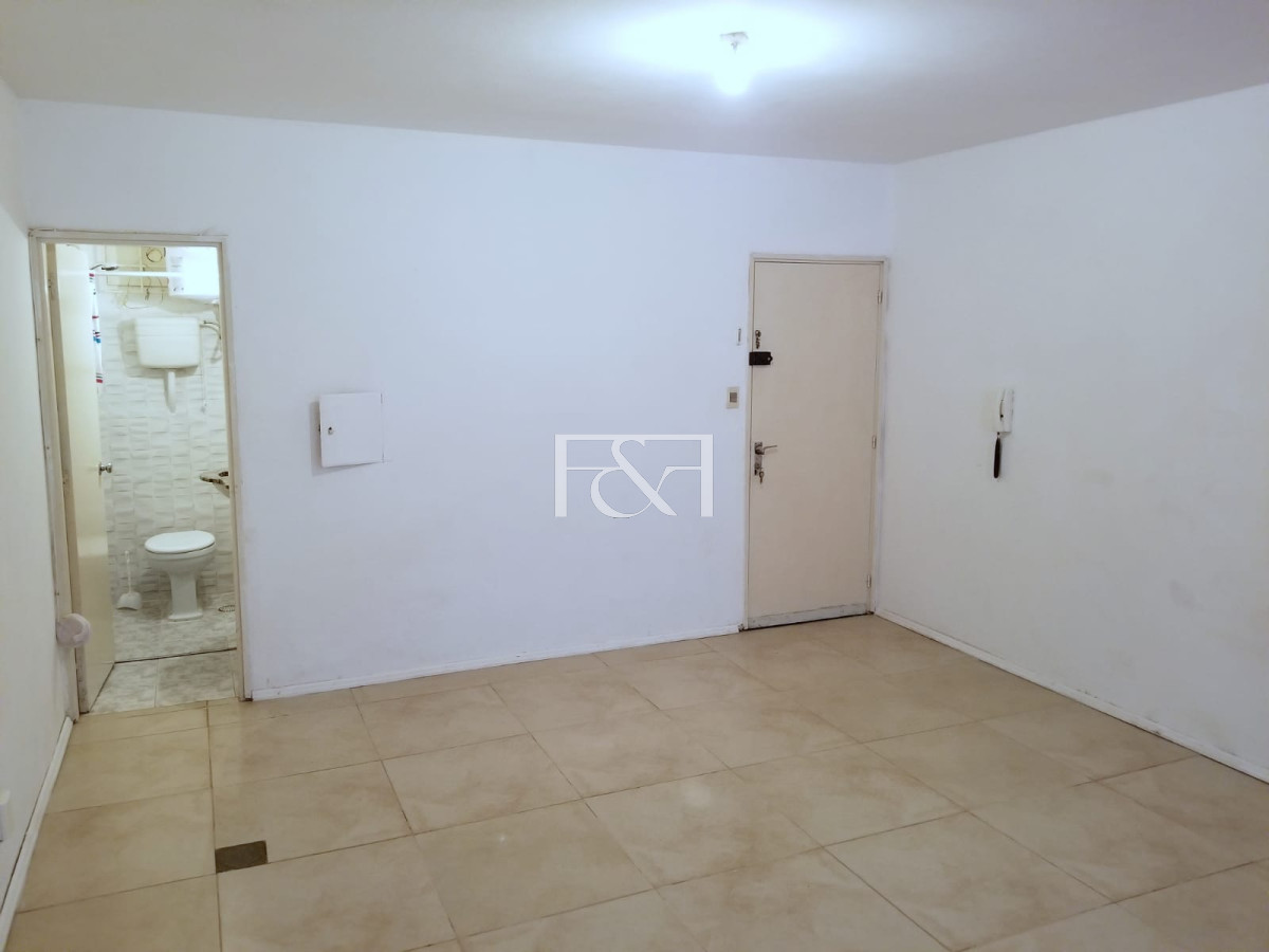 Apartamento ID.2653 - Se vende amplio monoambiente , con patio