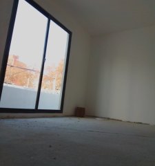 VENTA, DUPLEX 3 DORMITORIOS, PATIO CON PARRILLERO. TRES CRUCES