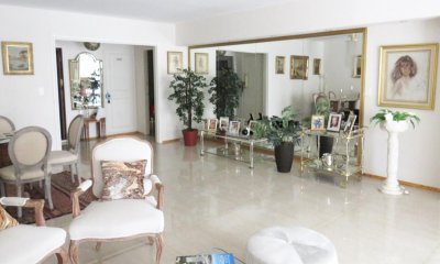 Venta apartamento dos dormitorios Pocitos servicio completo y garaje