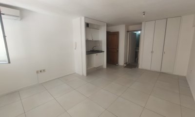 Vendo monoambiente Plaza Gomensoro, con renta. Pocitos
