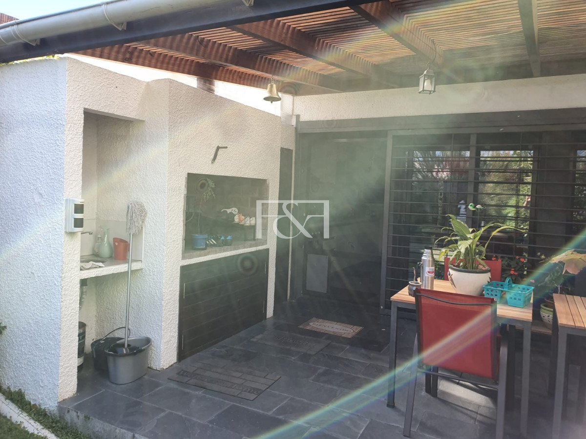 Casa ID.2570 - VENTA CASA 4 DORMITORIOS CON GARAGE EN EL PRADO