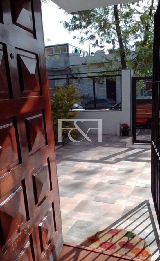 Casa ID.2484 - VENTA CASA 5 DORMITORIOS CON GARAGE EN TRES CRUCES