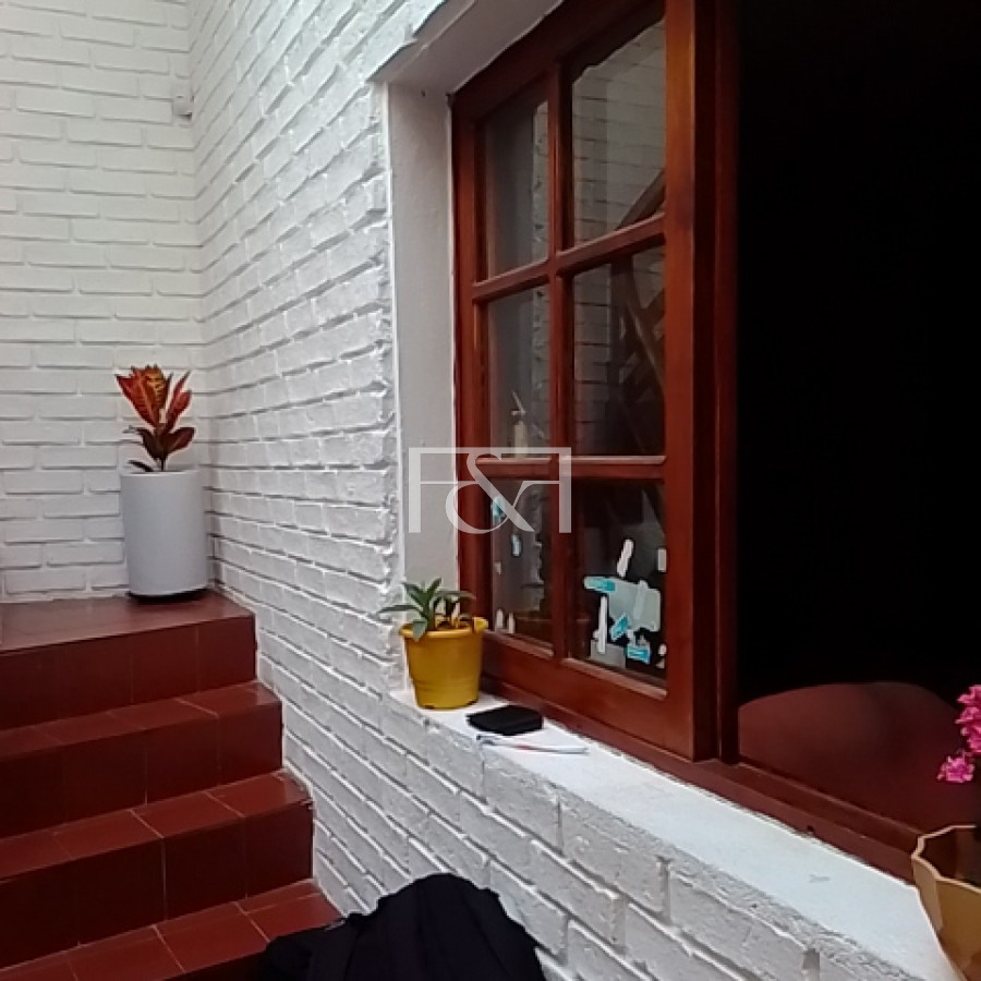 Casa ID.2484 - VENTA CASA 5 DORMITORIOS CON GARAGE EN TRES CRUCES