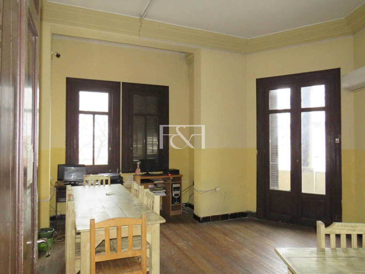 Casa ID.1325 - Venta edificio esquina que consta de casa de altos y 2 locales con renta en el Centro