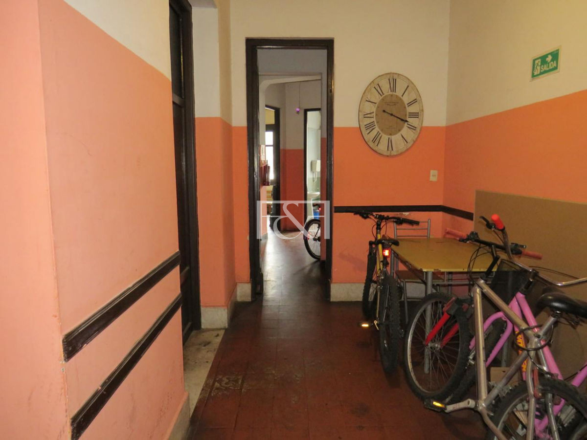 Casa ID.1325 - Venta edificio esquina que consta de casa de altos y 2 locales con renta en el Centro